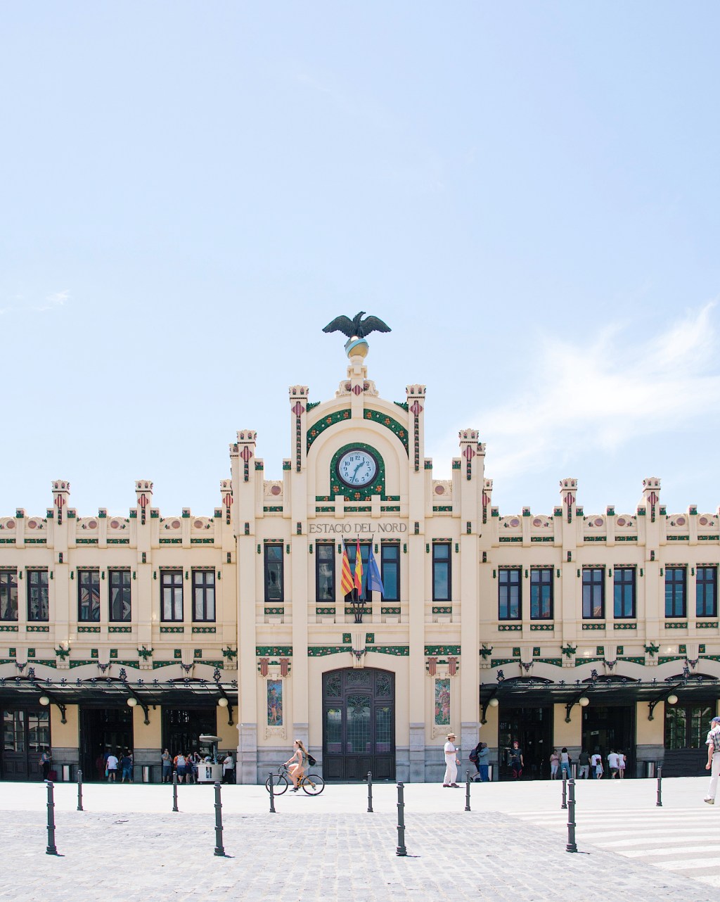 “Trabajar en el tren: el ‘handicap’ profesional de andar entre Valencia y&nbsp;Barcelona”